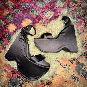 BLACK PLATFORM HEELS